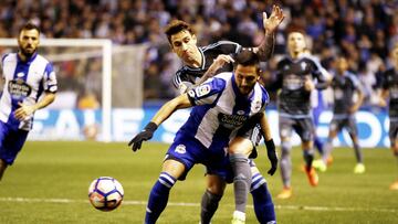 Andone se lleva un balón en el último derbi gallego en Riazor, que ganó el Celta (0-1).