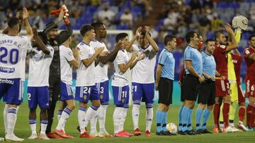 Los jugadores del Zaragoza saludan a la afición en La Romareda antes del partido contra el Cartagena, el primero en casa de esta temporada.