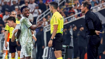 El delantero brasileño es sustituido por Arda Güler. Se va entre pitos y Simeone le dice: “Escucha, escucha”, en referencia al descontento del público con su actuación. Se monta el lío, el jugador se revuelve y le tienen que separar, a su vez Xabi Alonso también responde airadamente al entrenador del Atlético de Madrid.