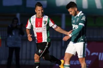 Leonardo Valencia celebra uno de los dos goles que le anotó a Wanderers.