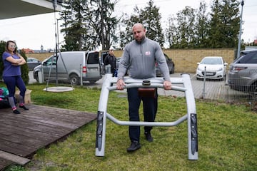 El lanzador Malachowski, entrenando para Tokio 2020 en su jardín