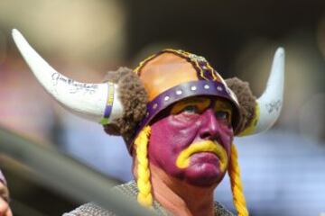 Un aficionado de los Vikings "disfrutando" del encuentro. La cara lo dice todo. No sabemos si el morado es pintura o el color que se le puso a este pobre señor viendo el partido de los suyos.