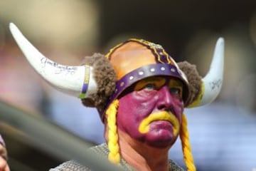 Un aficionado de los Vikings "disfrutando" del encuentro. La cara lo dice todo. No sabemos si el morado es pintura o el color que se le puso a este pobre señor viendo el partido de los suyos.