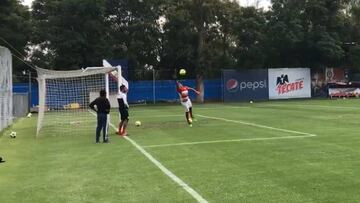 El director T&eacute;cnico y Preparador de Porteros de Chivas, protagonizaron un momento de nostalgia al realizar una entretenida serie de tiros libres.