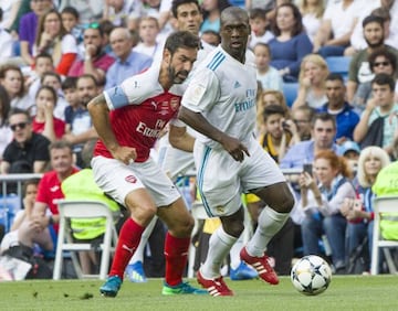 Pires y Seedorf se miden en un partido de veteranos del pasado junio.