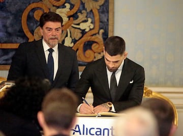 Ilia Topuria durante la recepción oficial en el Salón Azul de la Casa Consistorial. En la imagen, junto Luis Barcala,  alcade de Alicante.