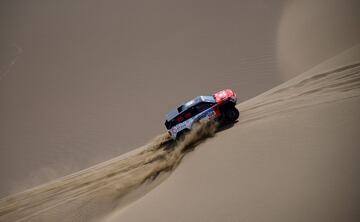 En la etapa 9, Sebastien Loeb y Daniel Elena han perdido toda opci車n de victoria. Rompieron en frontal de su coche al no ver un agujero. Perdieron m芍s de siete horas en la clasificaci車n general.