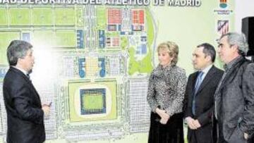 <b>VISTO BUENO. </b>Cerezo enseña a Esperanza Aguirre, Rafael Simancas y Enrique Cascallana el plano que se muestra abajo.