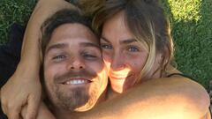 Alex Botelho, surfista portugu&eacute;s accidentado en Nazar&eacute;, sonriendo junto a una chica que le ha apoyado durante los d&iacute;as en el hospital. 