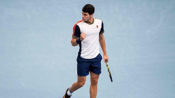 Spain&#039;s Carlos Alcaraz reacts during the ATP tour tennis match against Italy&#039;s Matteo Berrettini, in Vienna on Oktober 29, 2021. (Photo by GEORG HOCHMUTH / APA / AFP) / Austria OUT