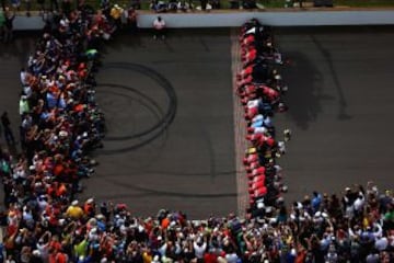 Ryan Newman y su equipo besan los ladrillos del circuito de Indianápolis después de ganar la Copa Sprint de la NASCAR.