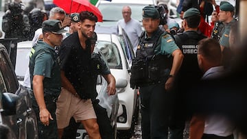 El futbolista del Valencia CF Rafa Mir pasa a disposici¨®n judicial, desde la Comandancia de la Guardia Civil, a 4 de septiembre de 2024, en Valencia, Comunidad Valenciana (Espa?a). El futbolista del Valencia CF Rafa Mir ha pasado su segunda noche en los calabozos tras ser arrestado el pasado lunes por una agresi¨®n sexual a una mujer. La denuncia la interpuso una joven de 25 a?os que manifest¨® haber sufrido una agresi¨®n sexual junto con otra joven, de 21, en el domicilio particular de Rafa Mir. En los hechos, seg¨²n el relato de la denunciante, habr¨ªa participado otro hombre, que estaba siendo buscado por su presunta implicaci¨®n en los hechos y que tambi¨¦n fue detenido.