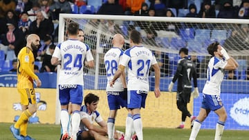 Iván Azón se duele de su muslo derecho, tras cear lesionado.