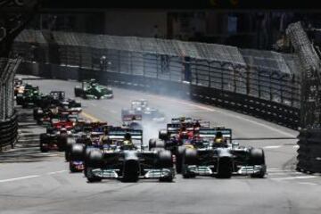 Salida del GP con los Mercedes de Rosberg y Hamilton al frente.