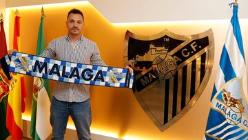 Alfonso Herrero posa con una bufanda del Málaga en La Rosaleda.