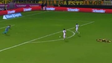 ¡Increíble! Los defensas chocan entre ellos, se quedan dos contra el arquero y pasa esto...