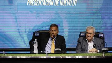 Argentine Miguel Angel Russo (L) speaks next to the president of Argentine club Boca Juniors Jorge Amor Ameal, during his presentation as the new coach of Boca, at La Bombonera stadium in Buenos Aires on December 30, 2019. (Photo by Alejandro PAGNI / AFP)