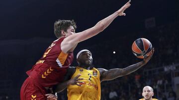 Tibor Pleiss trata de taponar a Tyrese Rice.