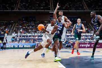 Xavier Rathan-Mayes, escolta del Real Madrid, trata de penetrar hacia la canasta del Unicaja en la final de la Supercopa Endesa 2024.