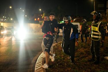 Un niño es detenido mientras las protestas lideradas por jóvenes que exigían reformas sanitarias y educativas se tornaron violentas en Salé, Marruecos.