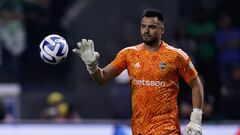 AMDEP092. SAO PAULO (BRASIL), 05/10/2023.- Sergio Romero portero de Boca lanza un balón en la serie de penaltis hoy, en un partido de las semifinales de la Copa Libertadores entre Palmeiras y Boca Juniors en el estadio Allianz Parque en Sao Paulo (Brasil). EFE/ Isaac Fontana
