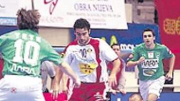 <b>RESPETO. </b>Leo con el balón y Tete espera con Alexandre en el suelo.