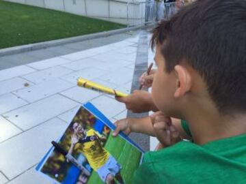 Aficionados colombianos esperan por los jugadores de la Selección en el Hotel W Hoboken.