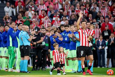 El zaguero del Athletic disputó sus últimos minutos con la camiseta del equipo vasco. A pesar de la derrota, volvió a hacer un buen partido y la grada se lo reconoció, además de ovacionarle por toda su carrera en el Athletic.