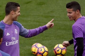 Cristiano Ronaldo (l) and James Rodríguez