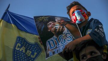 Jóvenes seguidores de Boca despiden a Maradona en Buenos Aires.