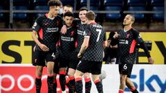 Burnley (United Kingdom), 19/05/2021.- Liverpool&#039;s Alex Oxlade-Chamberlain (2-L) celebrates with his teammates after scoring the 3-0 lead during the English Premier League soccer match between Burnley FC and Liverpool FC in Burnley, Britain, 19 May 2