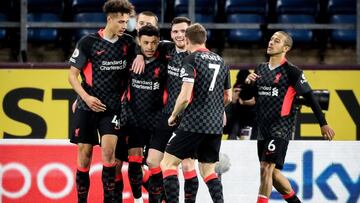Burnley (United Kingdom), 19/05/2021.- Liverpool's Alex Oxlade-Chamberlain (2-L) celebrates with his teammates after scoring the 3-0 lead during the English Premier League soccer match between Burnley FC and Liverpool FC in Burnley, Britain, 19 May 2