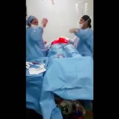 Indignación por un vídeo de un cirujano plástico bailando en una operación