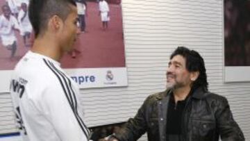 Maradona y Cristiano se saludan.