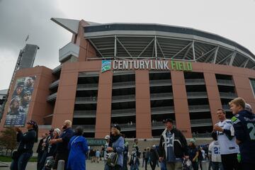 Un total de 69 mil personas pueden disfrutar de los encuentros de los Seahawks; 39 mil para la MLS. Fue inaugurado en 2002 y el complejo entero tuvo un costo de $585 millones de dólares. Por su diseño, el ruido de las gradas genera que se encuentren en el centro del campo y se haga prácticamente insoportable para los equipos rivales.