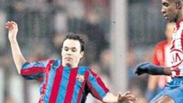 <b>CAMBIO DE CAMISETAS. </b>La próxima campaña, Iniesta podría vestir de rojiblanco y Perea, de azulgrana.