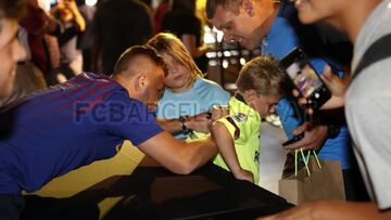 Algunos fans pudieron convivir con los futbolistas, donde se repartieron autógrafos y fotografías para el recuerdo.