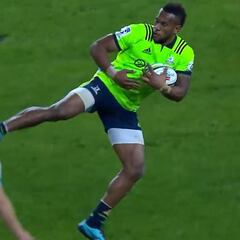 Jugador de rugby da tremenda patada en la cara a rival