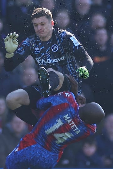 Escalofriante patada del portero Liam Roberts del Millwall de la Championship a Jean-Philippe Mateta jugador del Crystal Palace durante el encuentro de la FA Cup. )