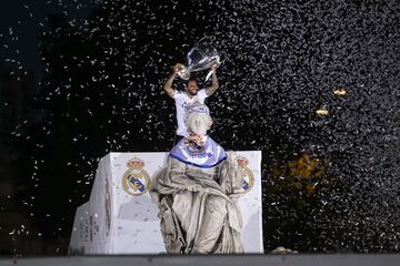 Marcelo ofrece a Cibeles la copa. 