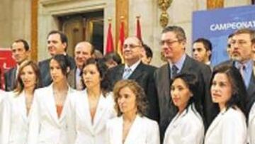 <b>LAS CHICAS. </b>Miembros del equipo femenino, junto al alcalde.