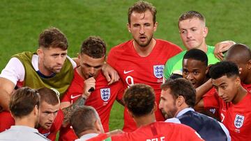 MOSCOW, RUSSIA - JULY 03: Gareth Southgate, Manager of England gives his players a team talk before extra time during the 2018 FIFA World Cup Russia Round of 16 match between Colombia and England at Spartak Stadium on July 3, 2018 in Moscow, Russia. (Ph