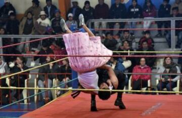 "Rosita" pelea con "Comando" durante el combate de lucha libre "cholitas" en El Alto, Bolivia.  