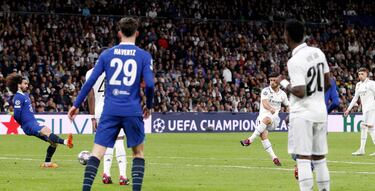 2-0. Saque de esquina, Kroos combina con Vinicius, el brasileño asiste Marco Asensio en el borde del área, el mallorquín dispara a la base del palo derecho de Kepa para anotar el seguno tanto.