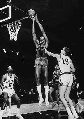 El mítico partido del 2 de marzo de 1962 en Hershey (Pennsylvania). Chamberlain anotó 100 puntos en un Philadelphia Warriors 169-New York Knicks 147. Acabó con 100 puntos, 25 rebotes, un 36/63 en tiros (récord de anotados y lanzados), 28/32 en tiros libres (récord de anotados) y 25 rebotes. También batió un récord por entonces de anotación en un cuarto (31) y en una parte (todavía vigente: 59 en la segunda). Como eran otros tiempos, no hubo televisión en directos, no hay vídeo del partido y apenas había 4.124 personas en la grada y ni un solo periodista de Nueva York. Después de los 81 de Kobe, Chamberlain tiene también las tres siguientes marcas: 78 y 73 (dos veces). En su carrera llegó al menos seis veces a 70 puntos. Si se cuenta a partir de 60 puntos, el monumental pívot llegó... 32 veces. Una locura.