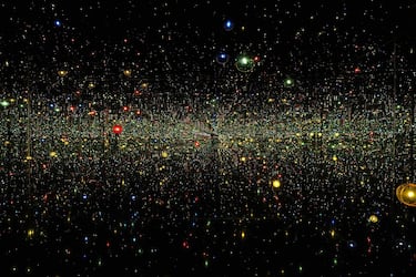 Su título completo es: "Sala de espejos del infinito – Deseo de felicidad para los seres humanos desde más allá del universo".  Esta obra es una de las famosas Infinity Rooms (Salas de espejos del infinito) de Kusama, que buscan replicar sus propias alucinaciones, en las que el mundo se cubría de lunares y se disolvía en la infinidad.
