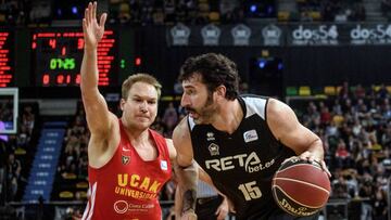 GRAF1342. BILBAO, 20/05/2018.- El escolta estadounidense del UCAM Murcia, Brad Oleson (i), intenta bloquear al alero del RETAbet Bilbao Basket, Álex Mumbrú, durante el partido correspondiente a la jornada 33 de la Liga Endesa que se juega hoy en el Bilbao