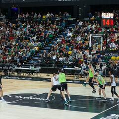 La afición arropa al Bilbao Basket