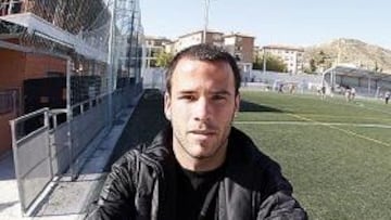 <b>FELIZ. </b>Apoño posa para AS en la banda del campo de fútbol de La Virreina, hoy ya de césped artificial.