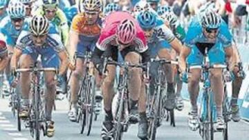 <b>PRIMER SPRINT. </b>Henk Vogels, en el centro del pelotón, celebra el triunfo de su compañero Robbie McEwen.